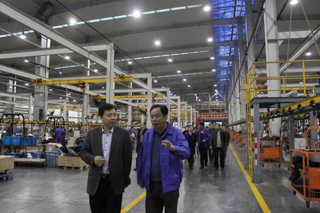 临安市长调研杭叉：参观生产线体验叉车(图3)