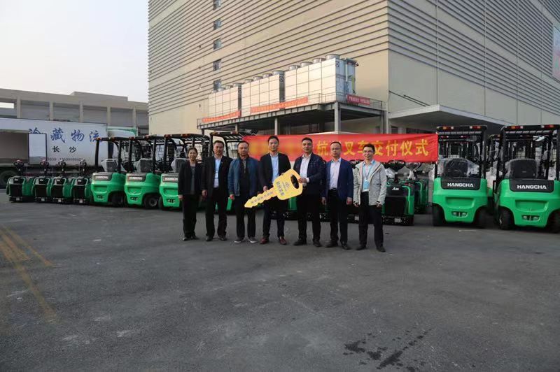 杭叉集团交付湖南某大型冷库58台锂电池叉车(图2)