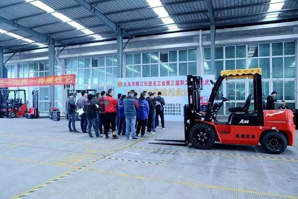 谁与争锋！义乌市稠江街道上演叉车版“速度与激情”(图3)