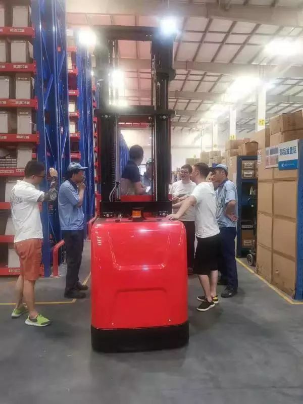 杭叉中位拣选车引领仓储智能化升级,助力物流效率提升(图5) 杭叉中位拣选车引领仓储智能化升级,助力物流效率提升(图5)