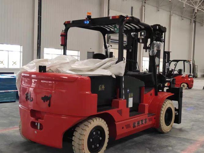 大吨位电动叉车交付汽车集团，打破进口垄断(图4)