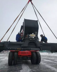 杭叉为新疆铁路货运装卸提供第八台正面吊(图2)