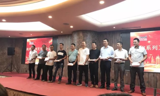 杭叉X系列高端内燃叉车厦门推介会精彩亮相(图2)