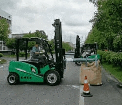 叉车串杆平稳提起袋装原料，杭叉锂电叉车顺利交付某化纤厂(图4)