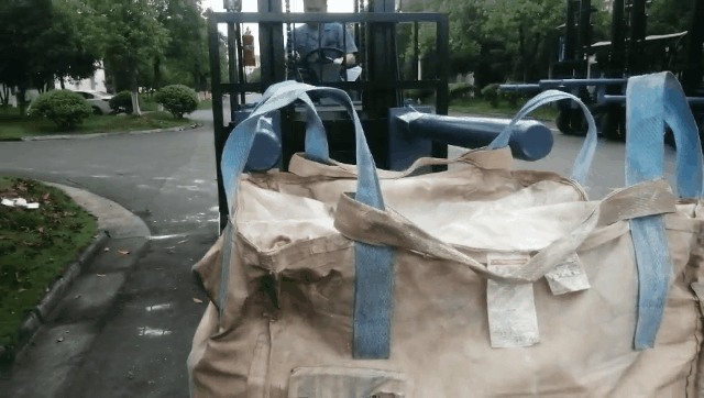 叉车串杆平稳提起袋装原料，杭叉锂电叉车顺利交付某化纤厂(图3)