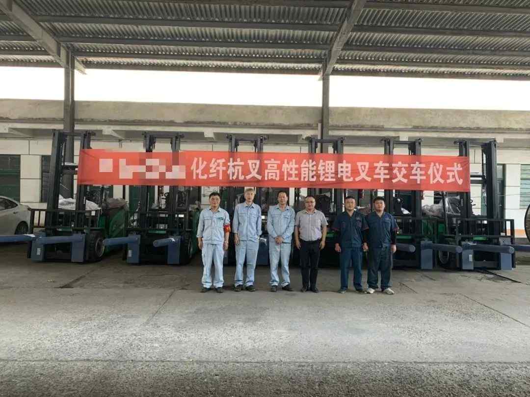 叉车串杆平稳提起袋装原料，杭叉锂电叉车顺利交付某化纤厂(图2)