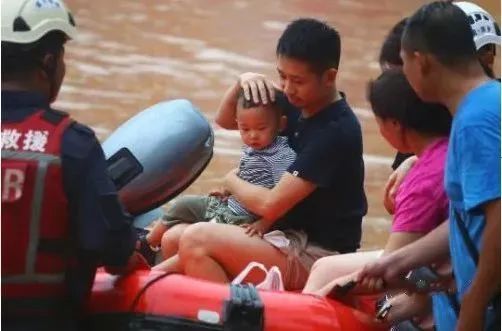 暴雨袭城汽车被淹，杭州叉车紧急出动，展开救援！(图5)