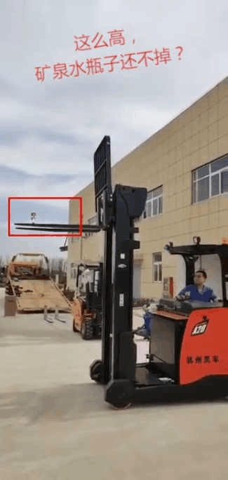货叉升到12.5米瓶子还不倒？杭叉前移式叉车的这波操作太太太稳了吧！(图2)