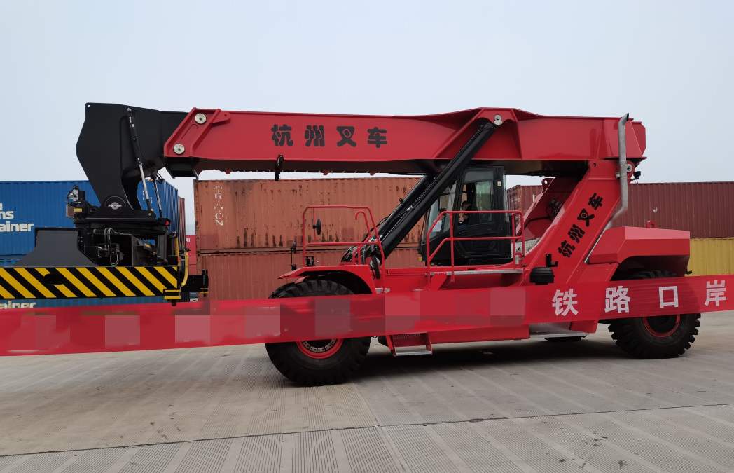 杭叉45吨正面吊告诉你：什么叫豪华！(图2)