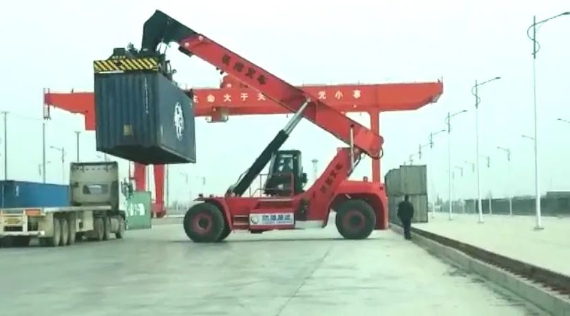 杭叉45吨正面吊告诉你：什么叫豪华！(图3)