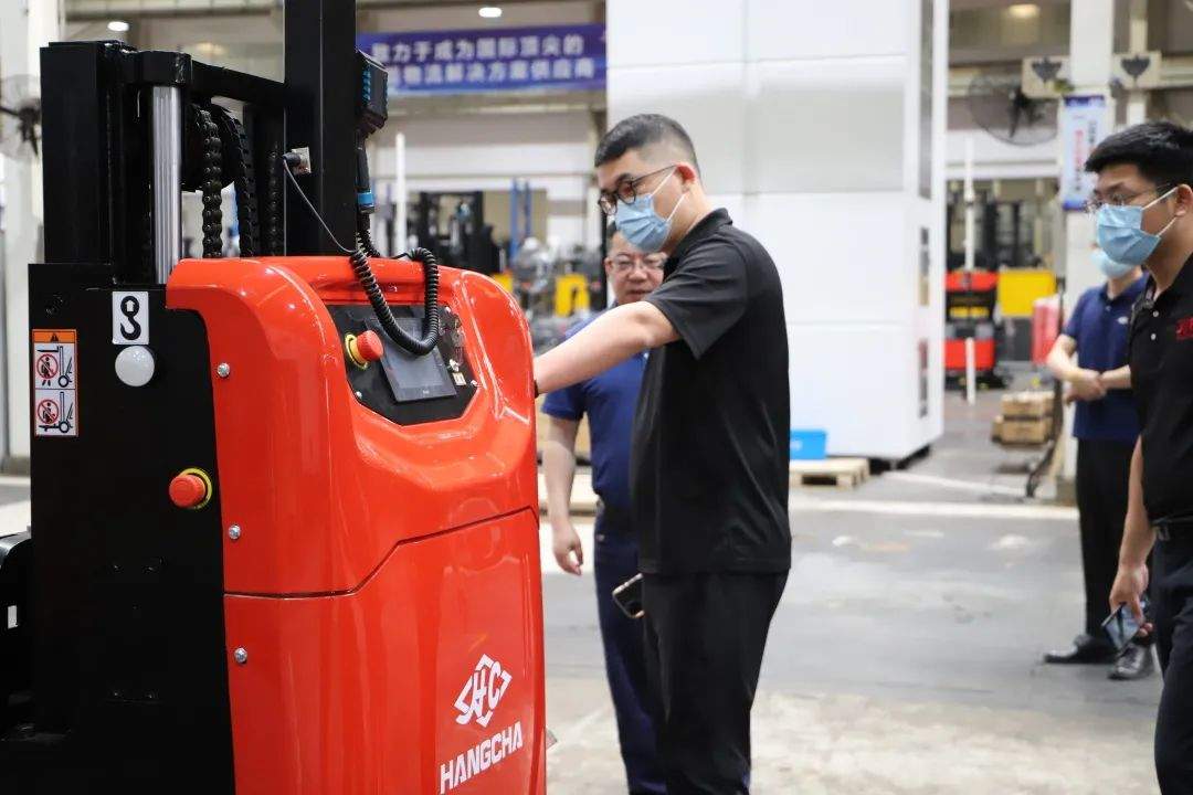 AGV产品交付验收会：杭叉智能与杰牌传动深化智能物流合作(图5)