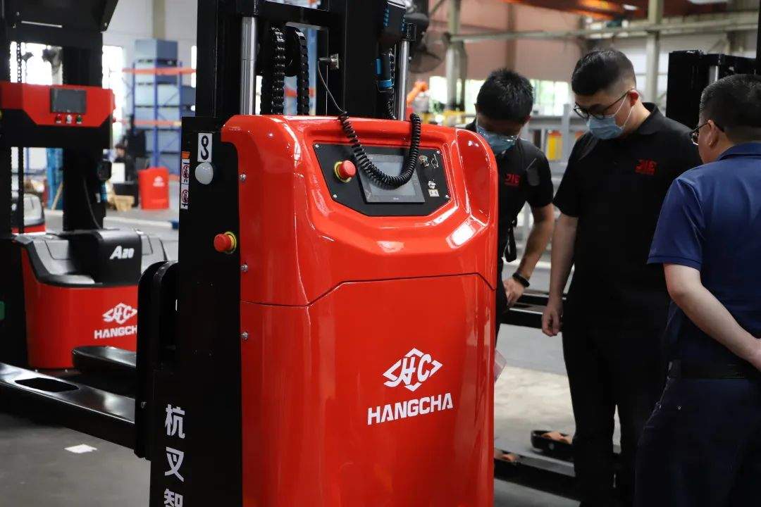 AGV产品交付验收会：杭叉智能与杰牌传动深化智能物流合作(图4)