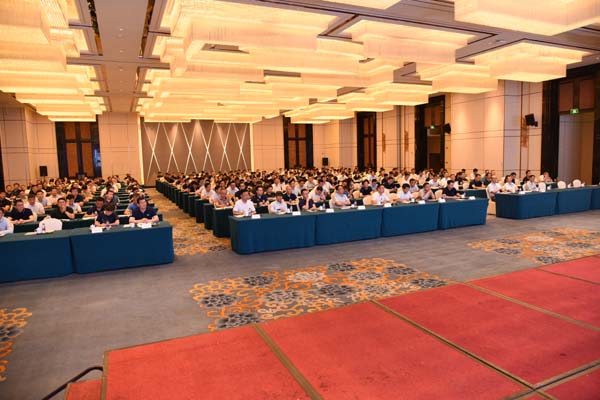 杭叉集团半年度会议聚焦转型升级 新品发布引领新能源发展(图3) 杭叉集团半年度会议聚焦转型升级 新品发布引领新能源发展(图3)