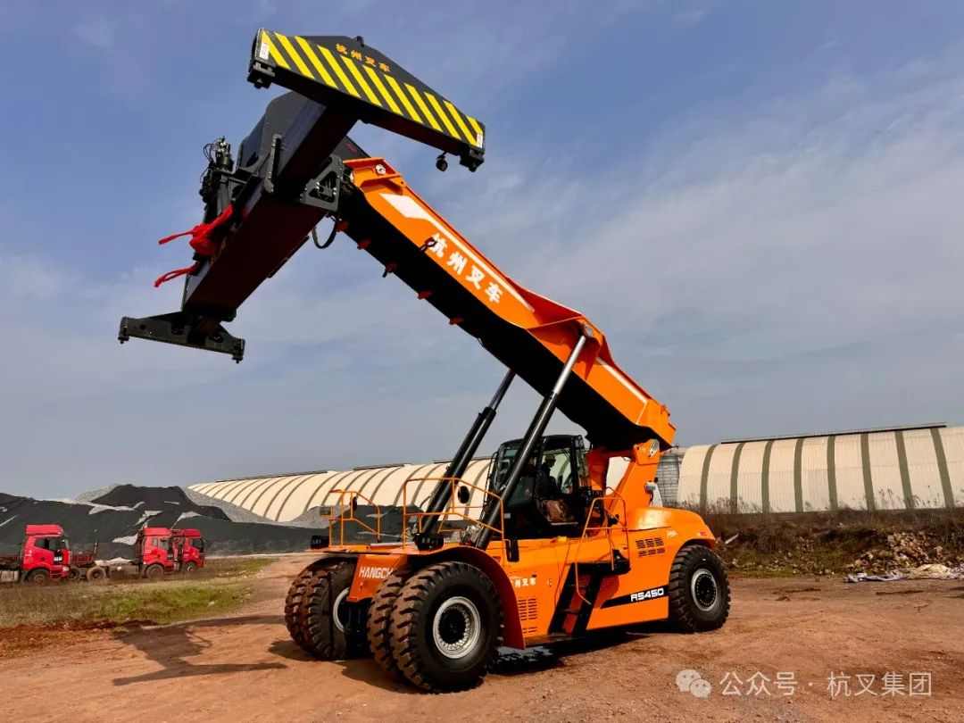 45吨高压锂电正面吊交付元立集团推进绿色物流转型(图3)