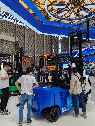 杭叉集团全电时代领航 CeMAT Asia展示新能源叉车技术(图4) 杭叉集团全电时代领航 CeMAT Asia展示新能源叉车技术(图4)