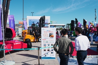 杭叉集团BICES展会发布全球首台45吨氢燃料电池正面吊引领行业绿色转型(图2) 杭叉集团BICES展会发布全球首台45吨氢燃料电池正面吊引领行业绿色转型(图2)