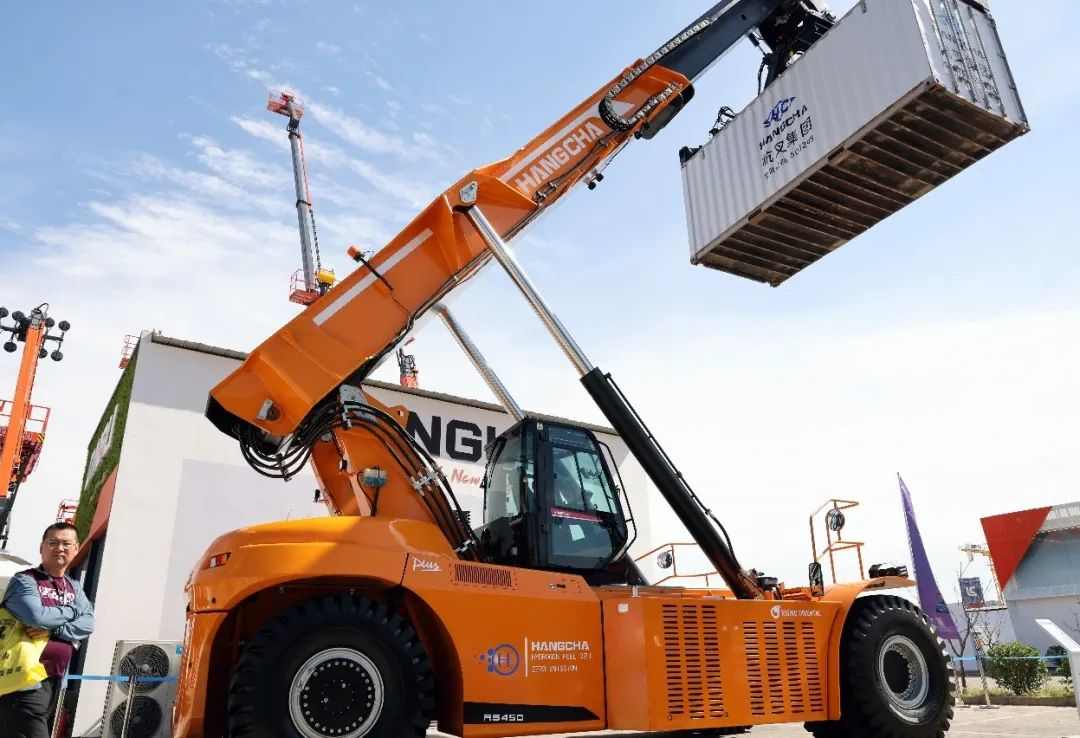 杭叉集团BICES展会发布全球首台45吨氢燃料电池正面吊引领行业绿色转型(图6) 杭叉集团BICES展会发布全球首台45吨氢燃料电池正面吊引领行业绿色转型(图6)