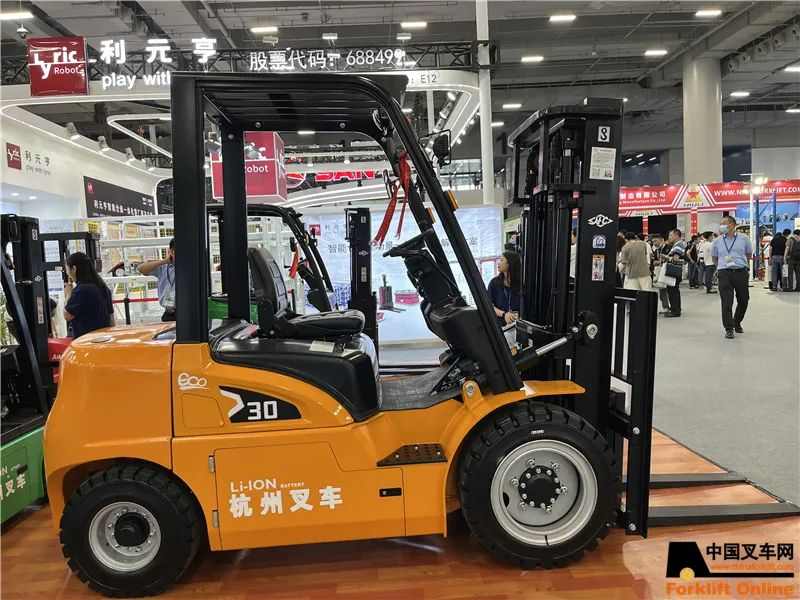 杭叉新能源叉车亮相广州物流展,锂电专用架构引领行业发展(图3) 杭叉新能源叉车亮相广州物流展,锂电专用架构引领行业发展(图3)