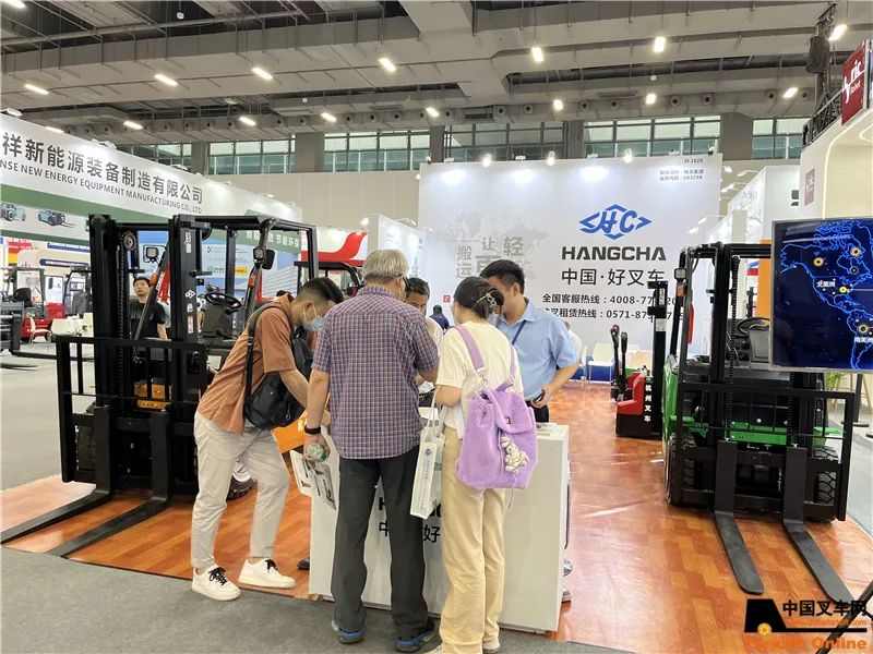 杭叉新能源叉车亮相广州物流展,锂电专用架构引领行业发展(图2) 杭叉新能源叉车亮相广州物流展,锂电专用架构引领行业发展(图2)