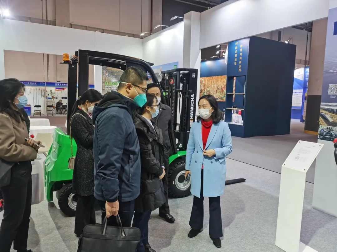 数字贸易博览会展示智能叉车技术创新与绿色发展(图6) 数字贸易博览会展示智能叉车技术创新与绿色发展(图6)