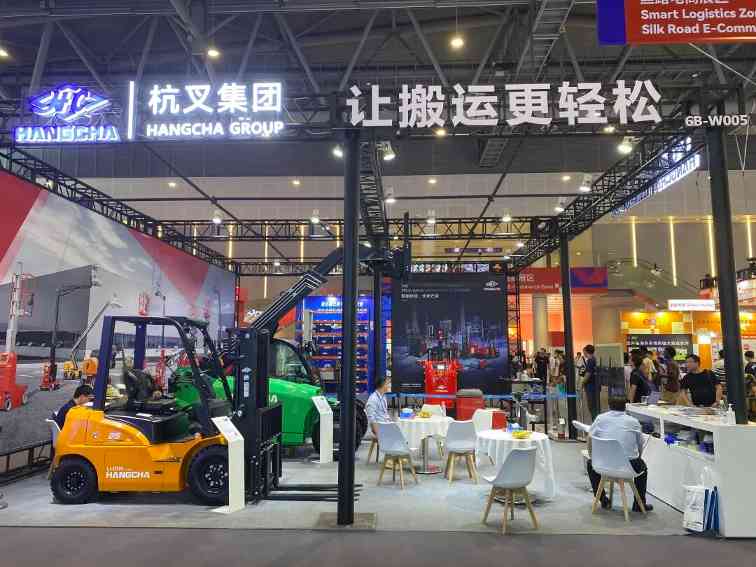 杭叉集团亮相全球数字贸易博览会，展示新能源与智能物流创新成果(图3)