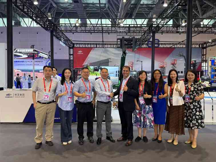 杭叉集团亮相全球数字贸易博览会，展示新能源与智能物流创新成果(图6)