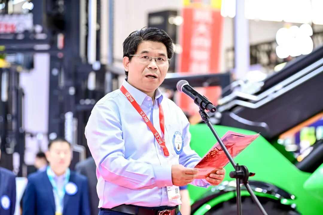 混合动力叉车引领绿色智造,新能源工程机械展现创新实力(图5) 混合动力叉车引领绿色智造,新能源工程机械展现创新实力(图5)