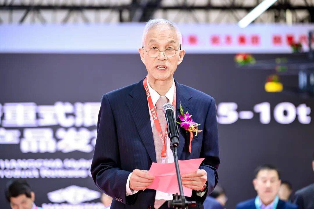 混合动力叉车引领绿色智造,新能源工程机械展现创新实力(图4) 混合动力叉车引领绿色智造,新能源工程机械展现创新实力(图4)