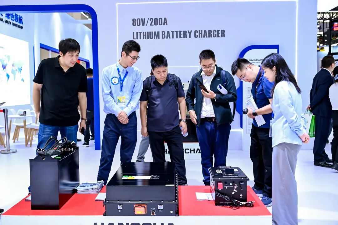 混合动力叉车引领绿色智造,新能源工程机械展现创新实力(图10) 混合动力叉车引领绿色智造,新能源工程机械展现创新实力(图10)