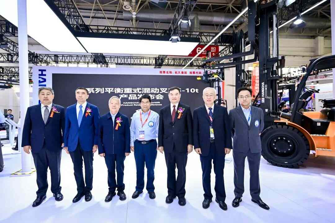 混合动力叉车引领绿色智造,新能源工程机械展现创新实力(图2) 混合动力叉车引领绿色智造,新能源工程机械展现创新实力(图2)