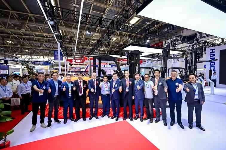 混合动力叉车引领绿色智造,新能源工程机械展现创新实力(图3) 混合动力叉车引领绿色智造,新能源工程机械展现创新实力(图3)