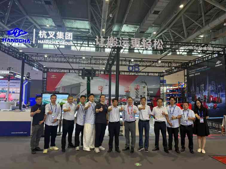杭叉集团亮相全球数字贸易博览会，展示新能源与智能物流创新成果(图2)