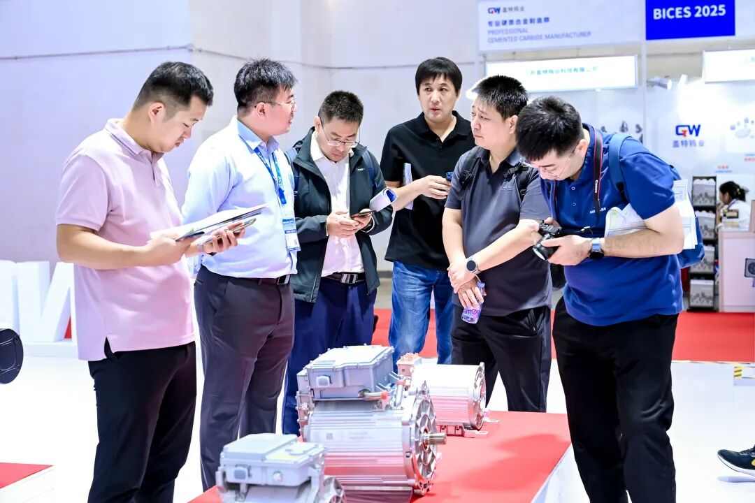 混合动力叉车引领绿色智造,新能源工程机械展现创新实力(图12) 混合动力叉车引领绿色智造,新能源工程机械展现创新实力(图12)