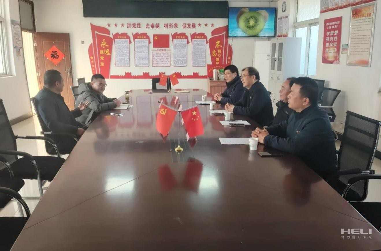 现场召开座谈会.jpg