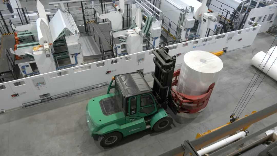 锂电叉车如何解决造纸行业重载搬运与环保难题(图3) 锂电叉车如何解决造纸行业重载搬运与环保难题(图3)
