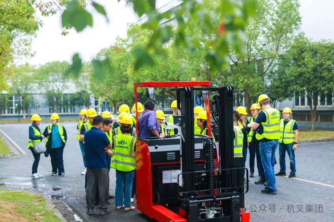 德国代理商深度体验智能工厂,共探物料搬运技术创新与合作新机遇(图3) 德国代理商深度体验智能工厂,共探物料搬运技术创新与合作新机遇(图3)